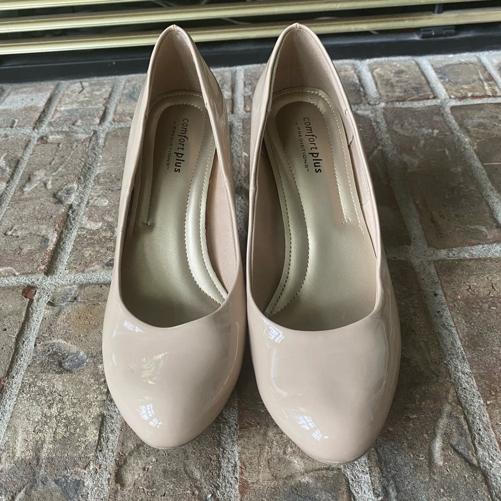 Like New Patent Nude Pumps 9 WIDE